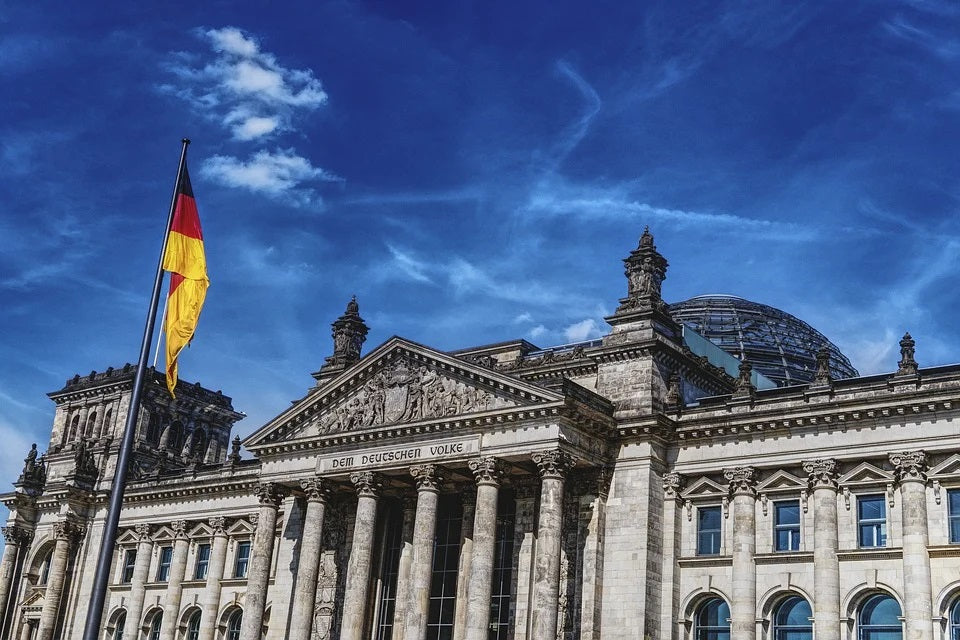 Reichstag Deutschland Gesetz Parlament Corona Firmen Verordnung Notbremse Home Office Zuhause arbeiten Büro